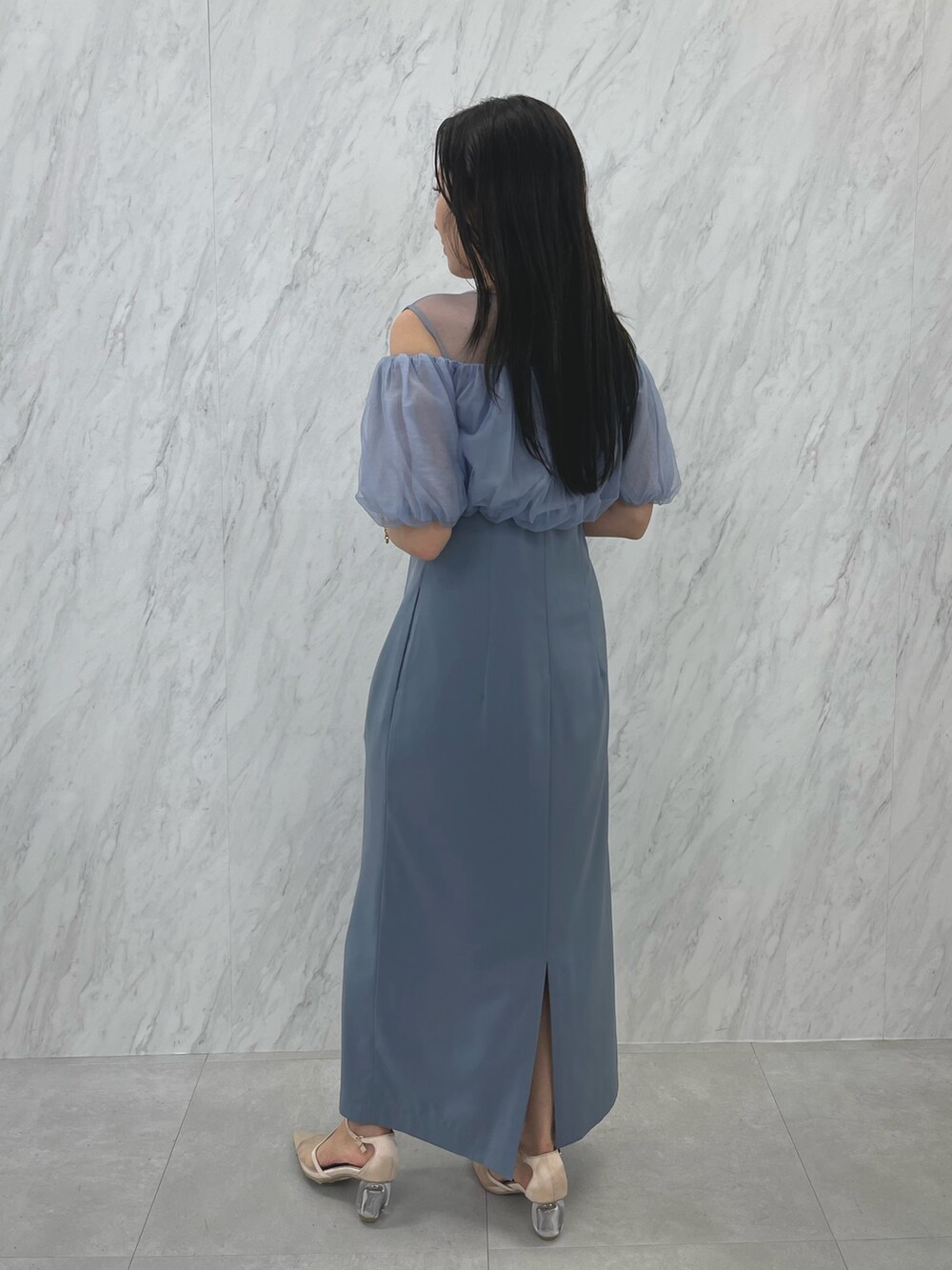 ブルー系のドレス、ベージュ系のパンプスを着用したレディースの夏コーディネートの6枚目の写真