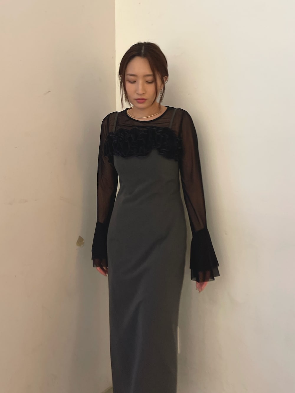 ブラック系のTシャツ/カットソー、グレー系のドレス、ゴールド系のピアス(両耳用)を着用したレディースの秋コーディネートの7枚目の写真