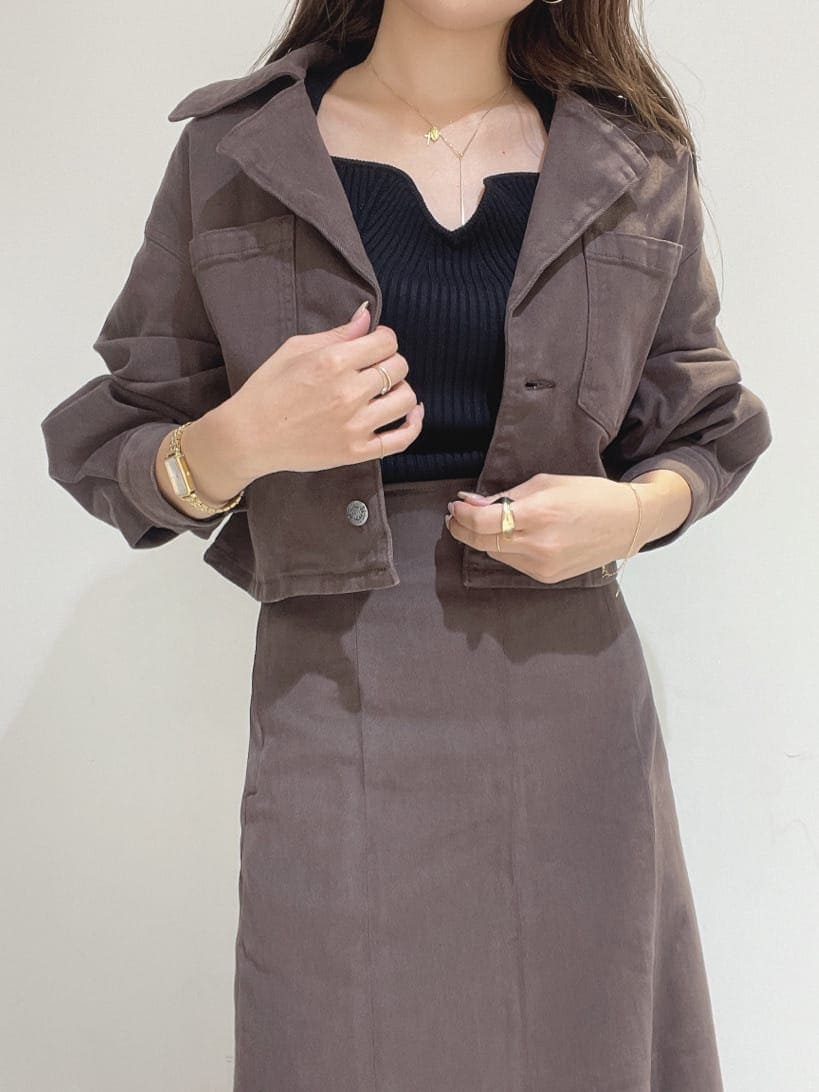 ホワイト系のサンダル、ブラウン系のデニムジャケット、ブラウン系のスカートを着用したレディースの夏コーディネートの9枚目の写真