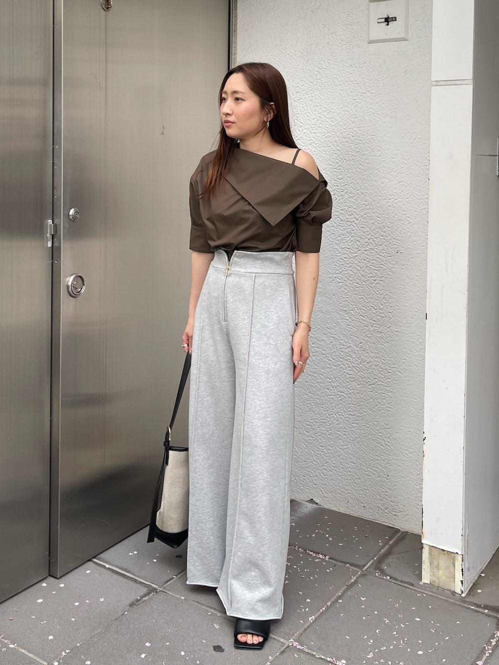 ブラック系のサンダル、グレー系のスウェットパンツ、ブラウン系のシャツ/ブラウスを着用したレディースの春コーディネートの2枚目の写真