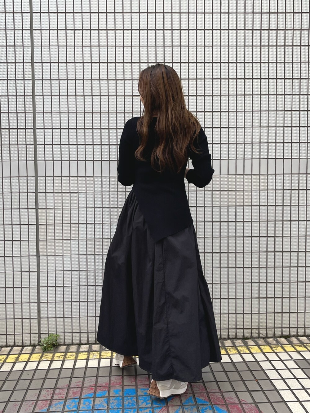 ブラック系のワンピースを着用したレディースの冬コーディネートの6枚目の写真