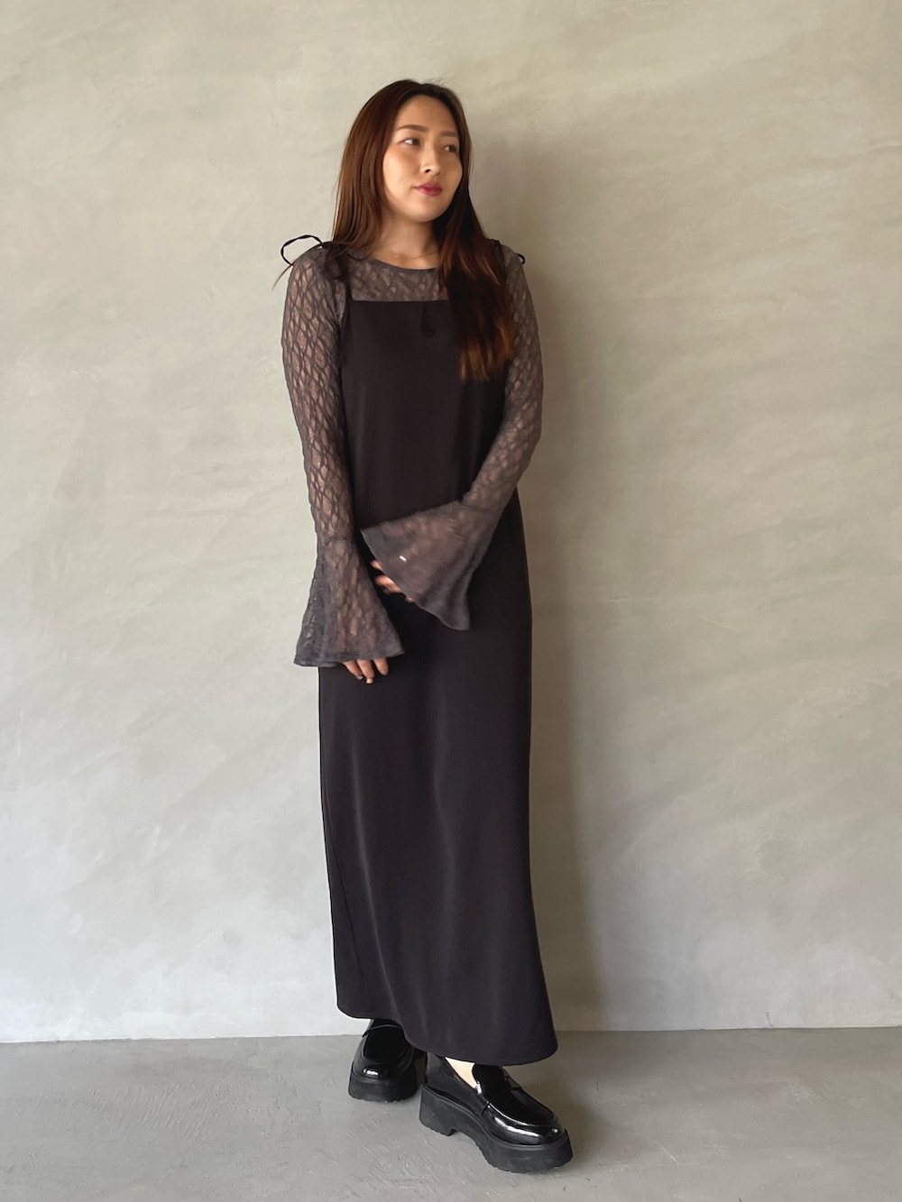 ブラック系のワンピース、グレー系のシャツ/ブラウスを着用したレディースの夏コーディネートの2枚目の写真