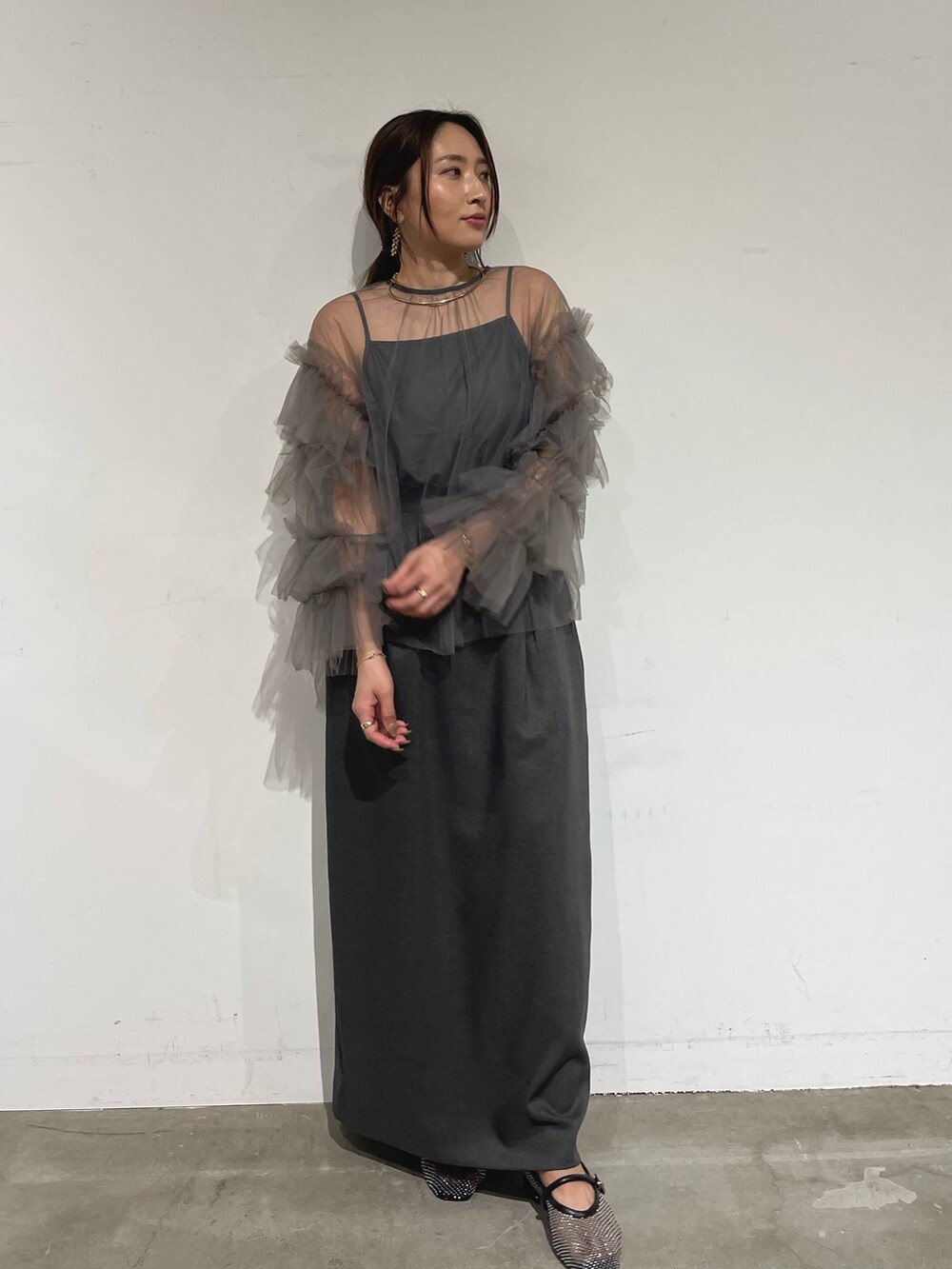 ブラック系のパンプス、グレー系のシャツ/ブラウス、グレー系のドレスを着用したレディースの秋コーディネートの2枚目の写真