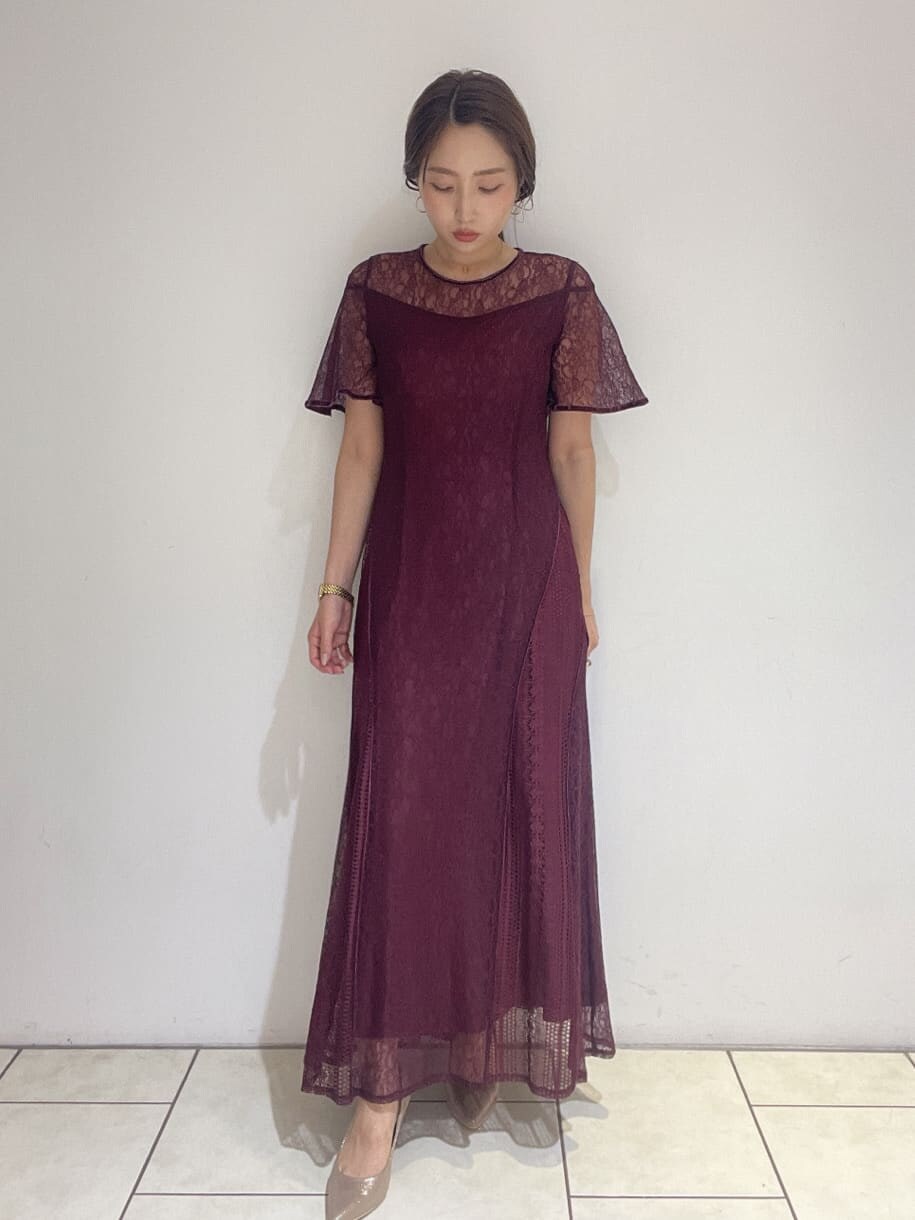 ゴールド系のクラッチバッグ、レッド系のドレス、ゴールド系のパンプスを着用したレディースの夏コーディネートの9枚目の写真