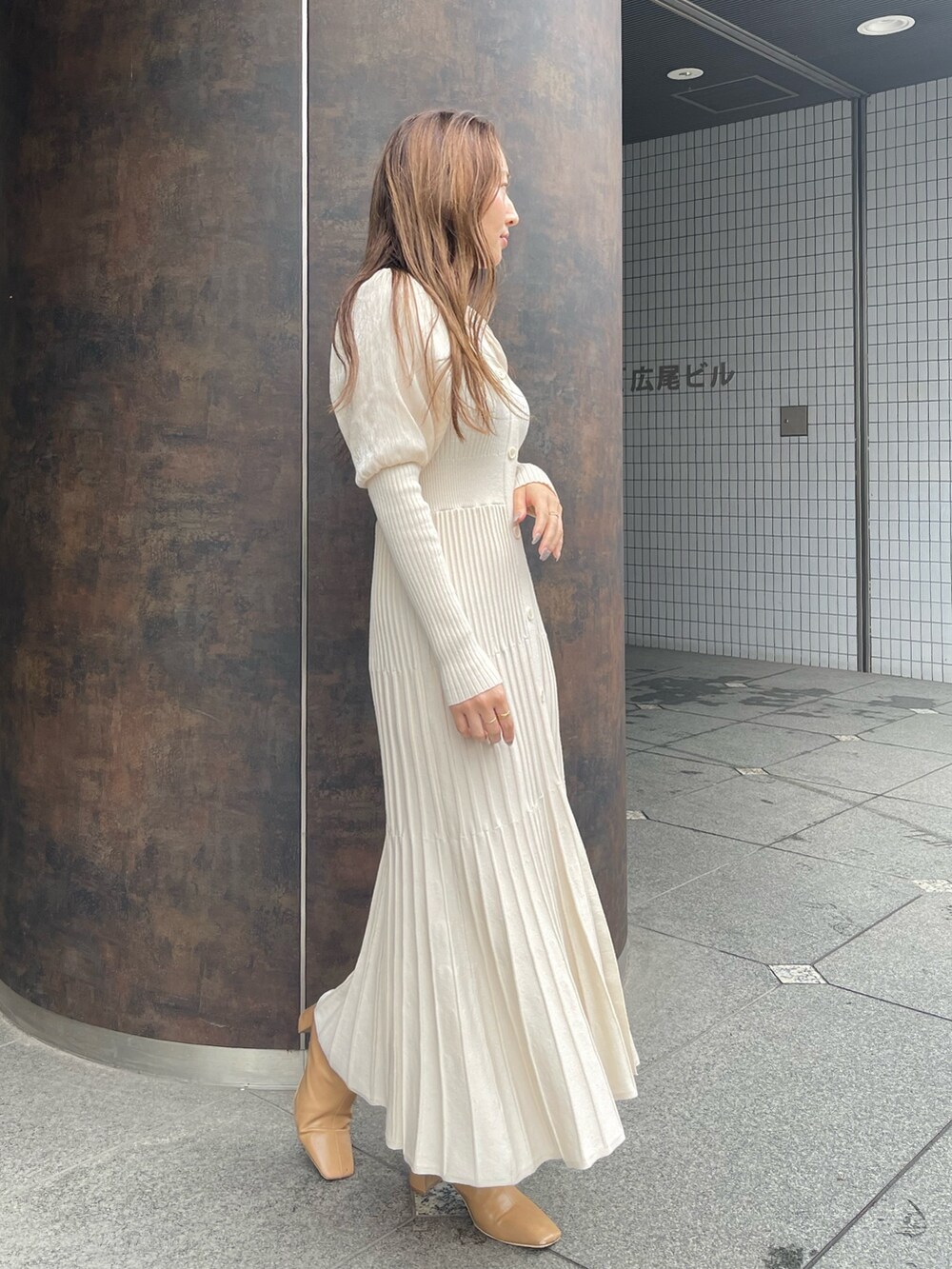 ホワイト系のワンピース、ベージュ系のブーツ、ホワイト系のブーツを着用したレディースの冬コーディネートの5枚目の写真