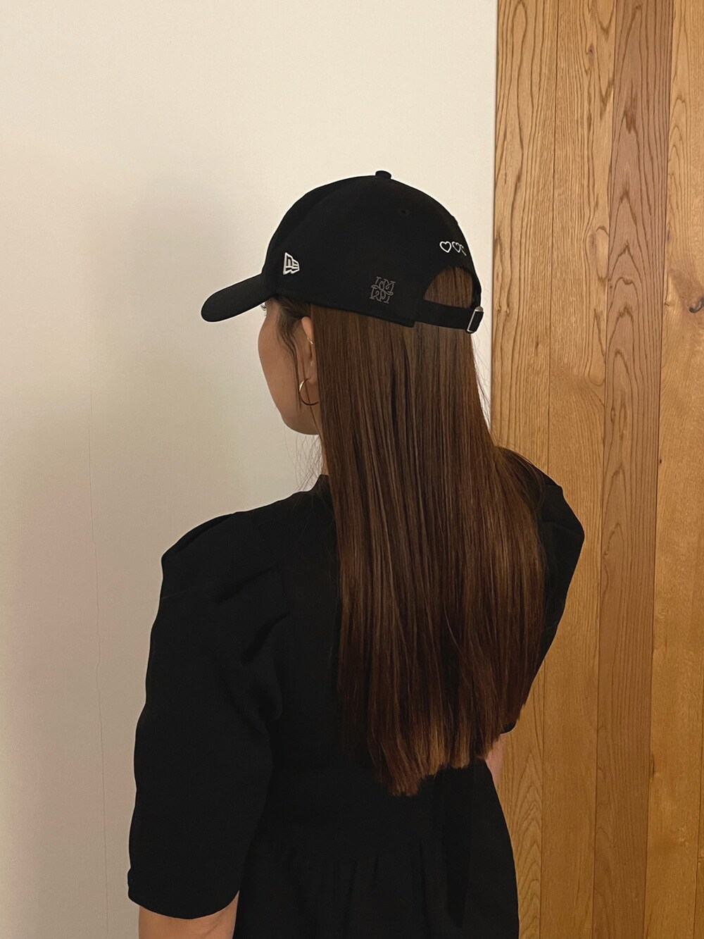 ブラック系のワンピース、ブラック系のキャップを着用したレディースの冬コーディネートの10枚目の写真