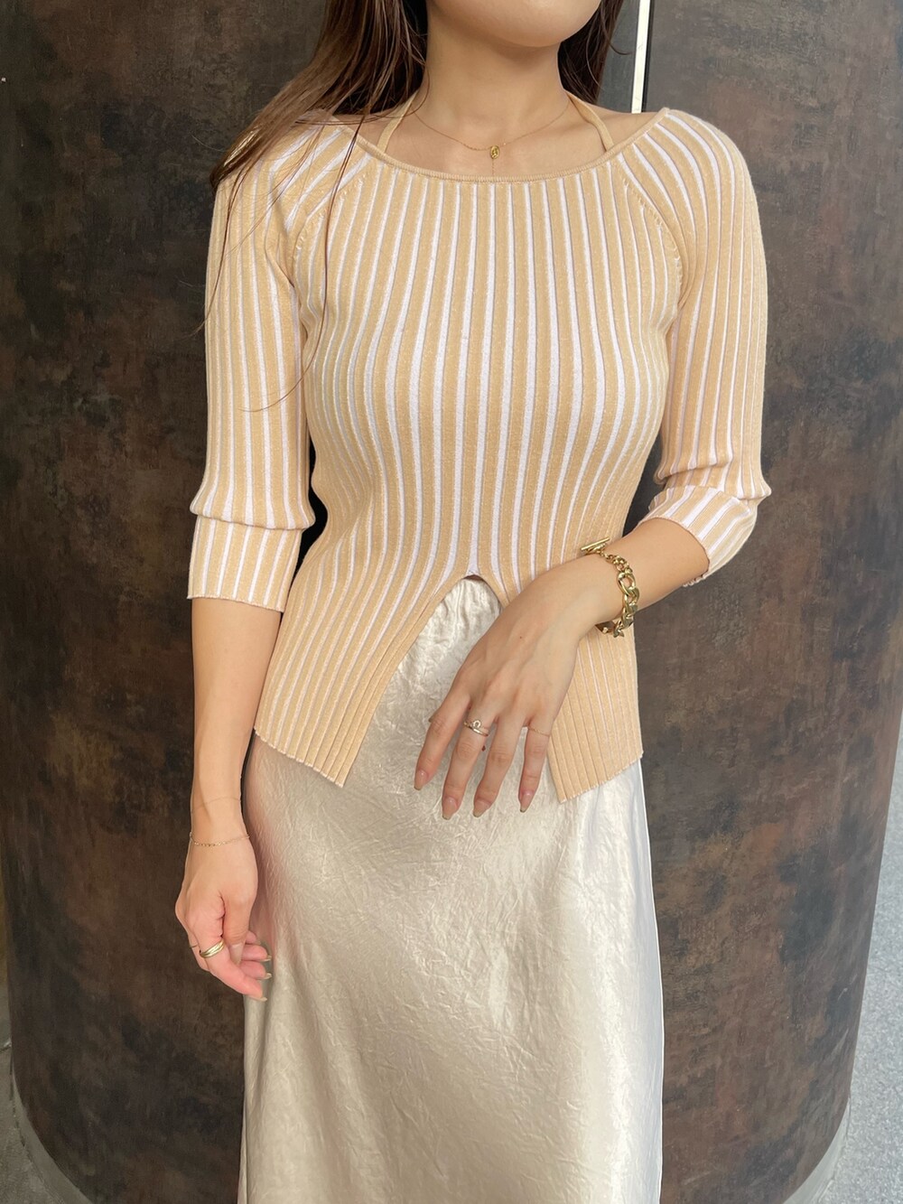 ベージュ系のニット/セーター、ホワイト系のスカートを着用したレディースの冬コーディネートの5枚目の写真