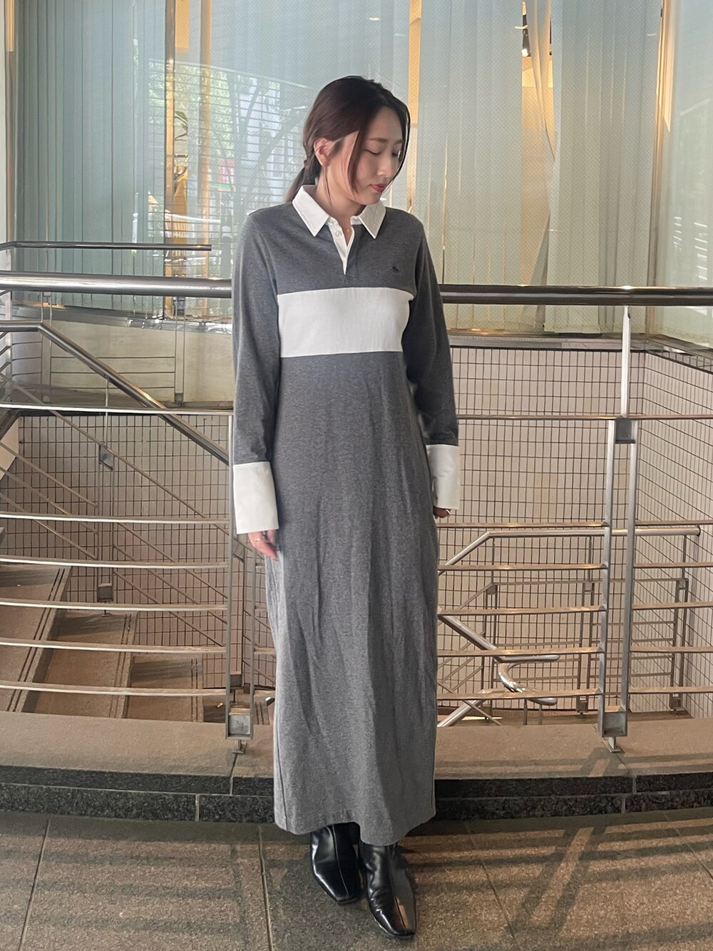 ブラック系のブーツ、グレー系のワンピースを着用したレディースの夏コーディネートの2枚目の写真