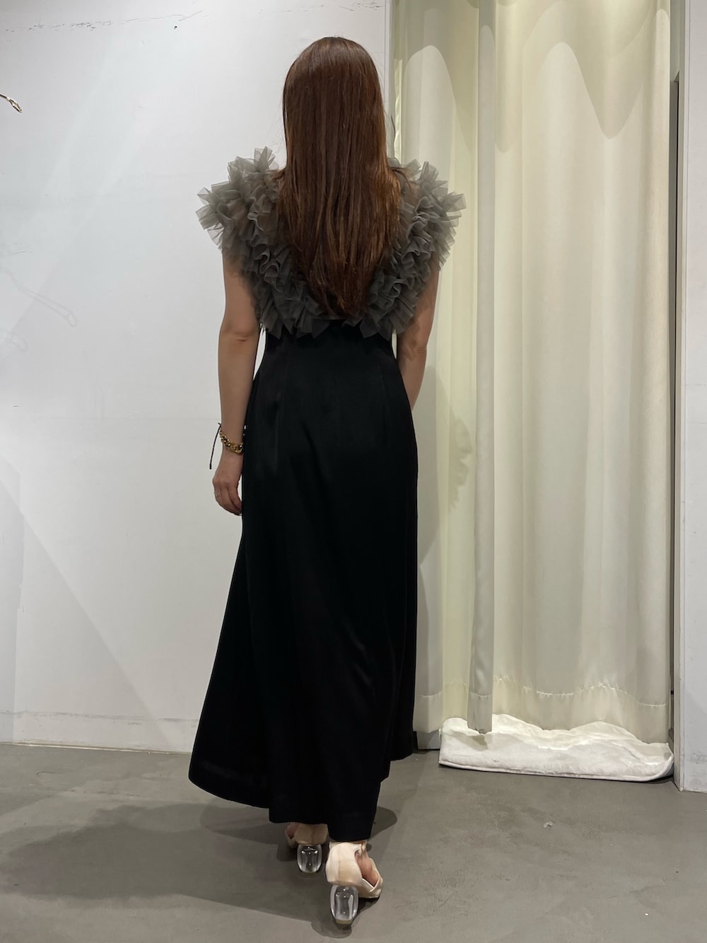 ブラック系のドレス、ゴールド系のピアス(両耳用)を着用したレディースの夏コーディネートの4枚目の写真