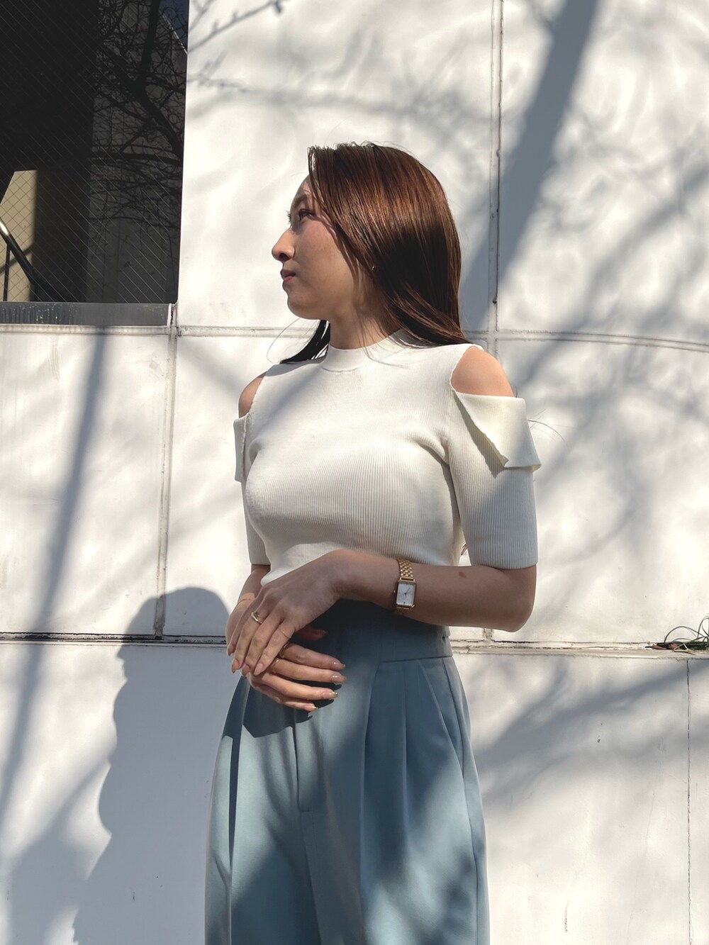 ブルー系のその他パンツ、その他のサンダル、ホワイト系のニット/セーターを着用したレディースの冬コーディネートの2枚目の写真