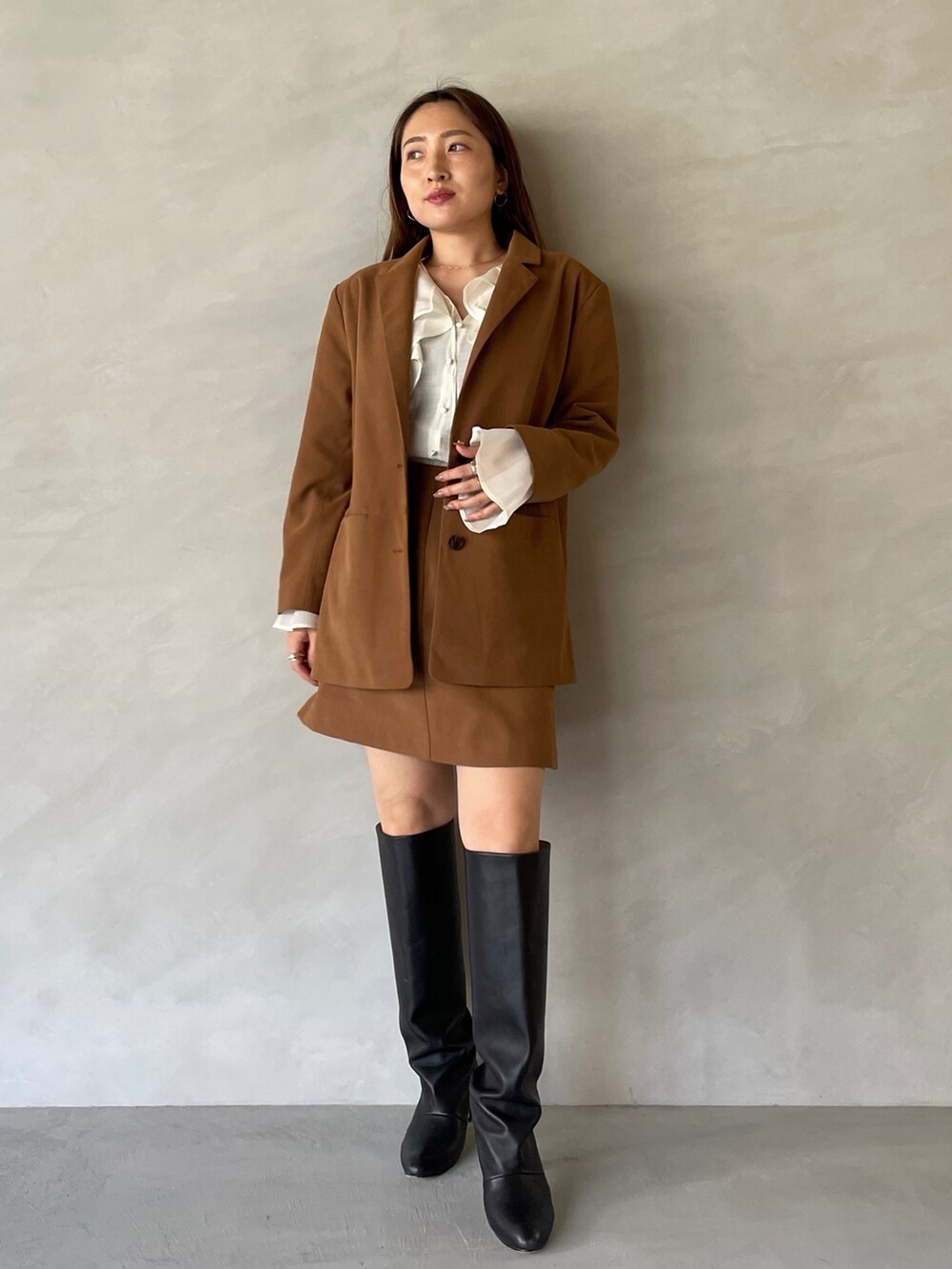 イエロー系のスカート、イエロー系のテーラードジャケット、ホワイト系のシャツ/ブラウスを着用したレディースの夏コーディネートの3枚目の写真