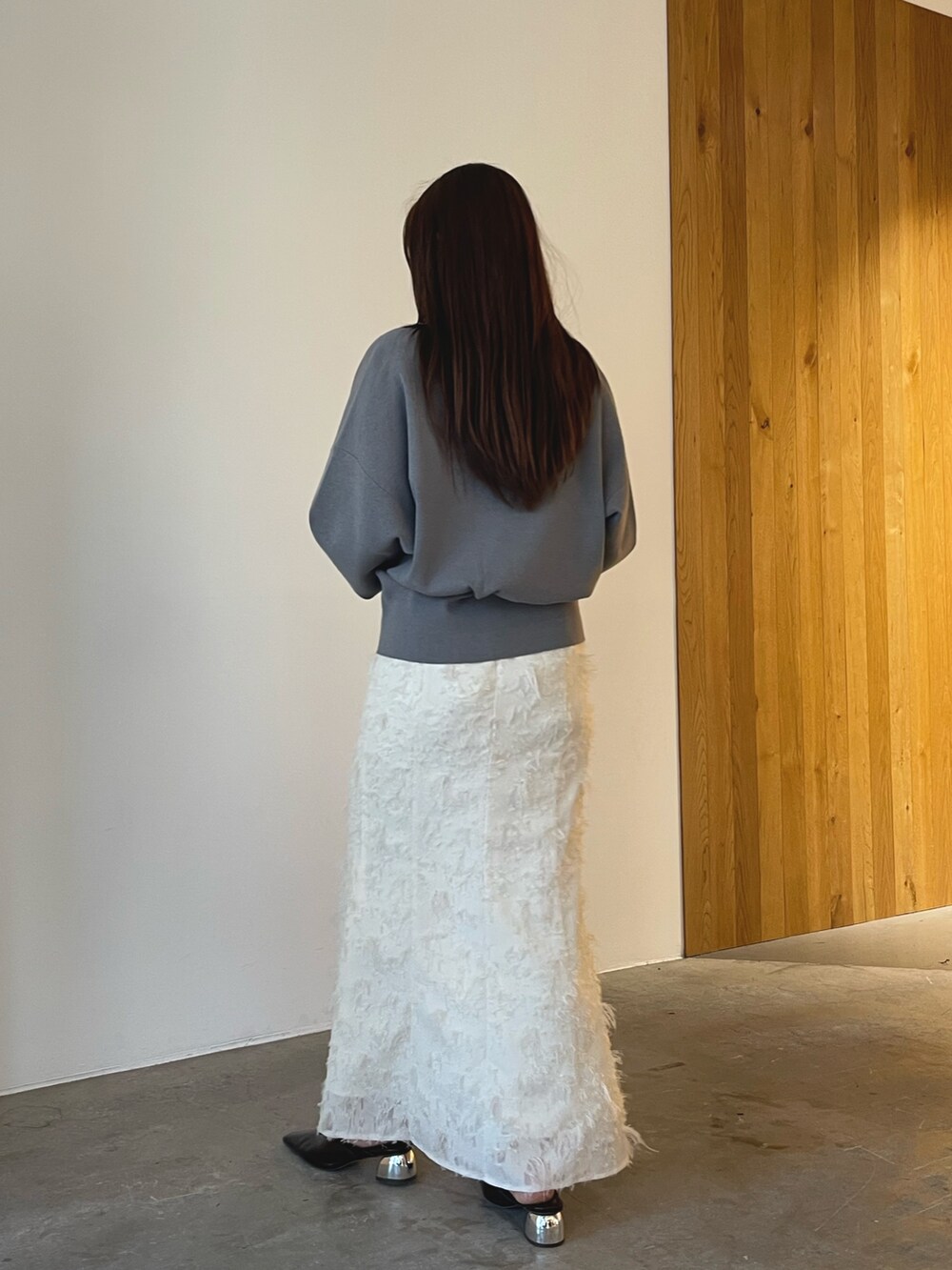 ブラウン系のパンプス、ホワイト系のスカート、グレー系のカーディガン/ボレロを着用したレディースの夏コーディネートの6枚目の写真