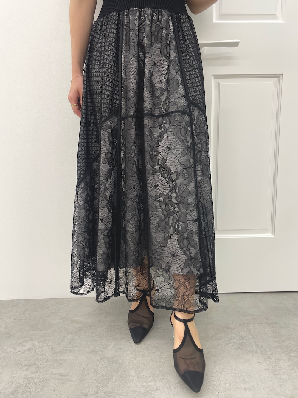 ブラック系のパンプス、ブラック系のドレスを着用したレディースの春コーディネートの9枚目の写真