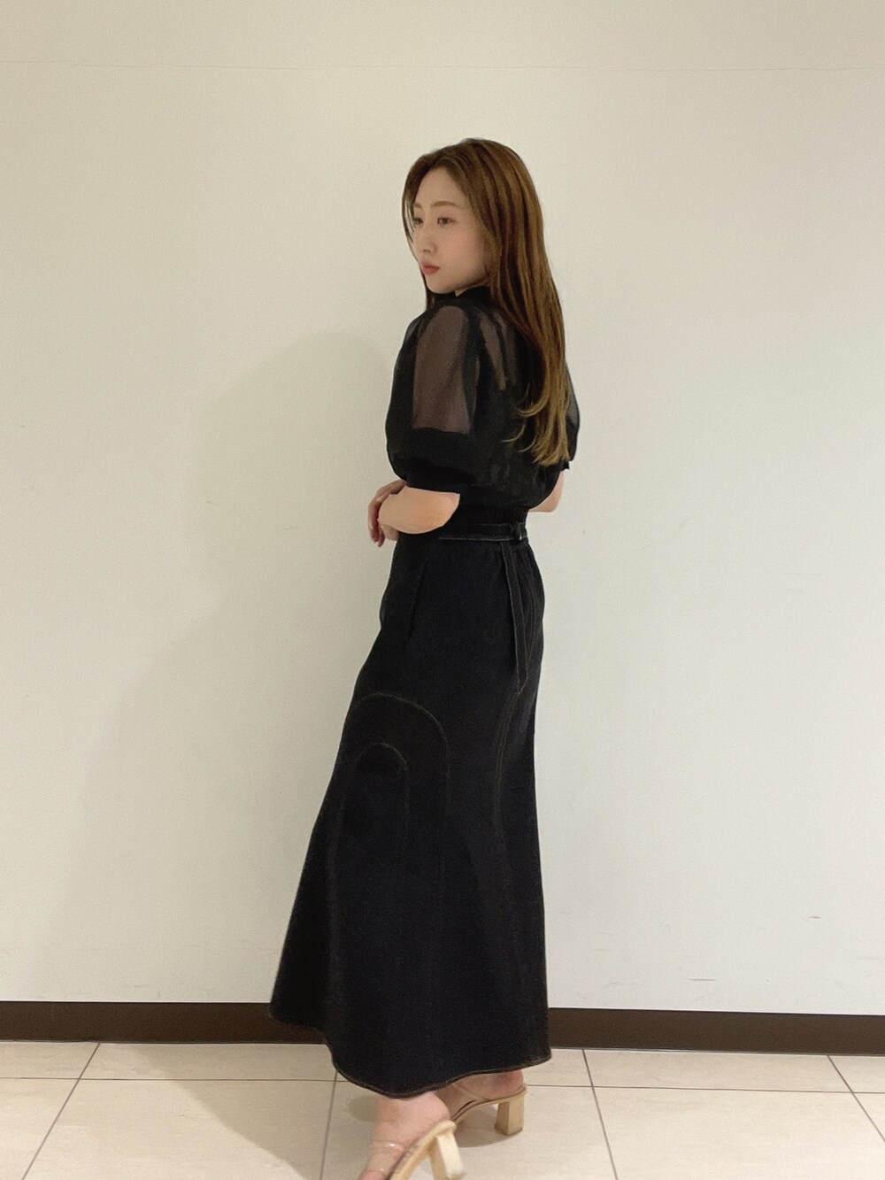 ブラック系のデニムスカート、パープル系のシャツ/ブラウスを着用したレディースの夏コーディネートの6枚目の写真