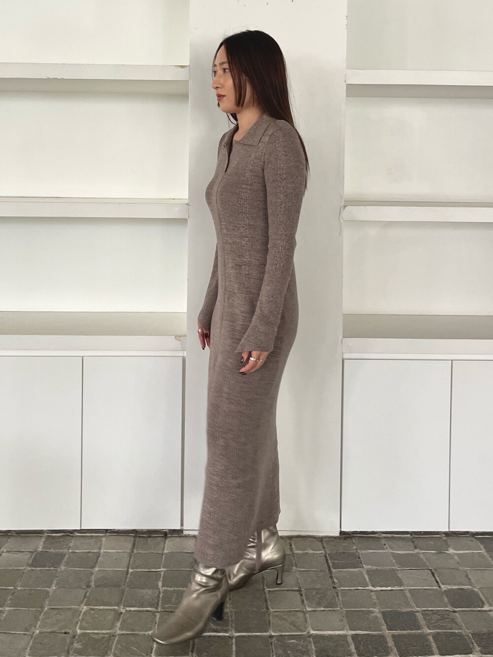 グレー系のワンピース、シルバー系のブーツを着用したレディースの冬コーディネートの3枚目の写真