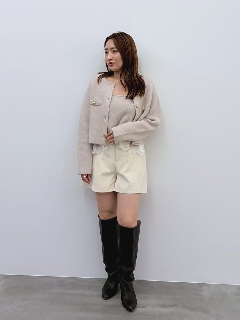 ホワイト系のその他パンツ、ベージュ系のキャミソール、ベージュ系のノーカラージャケットを着用したレディースの夏コーディネートの3枚目の写真