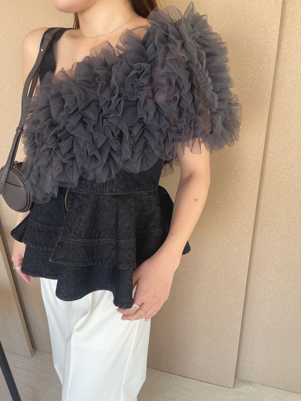 ブラック系のキャミソール、グレー系のドレス、オレンジ系のサンダルを着用したレディースの春コーディネートの8枚目の写真