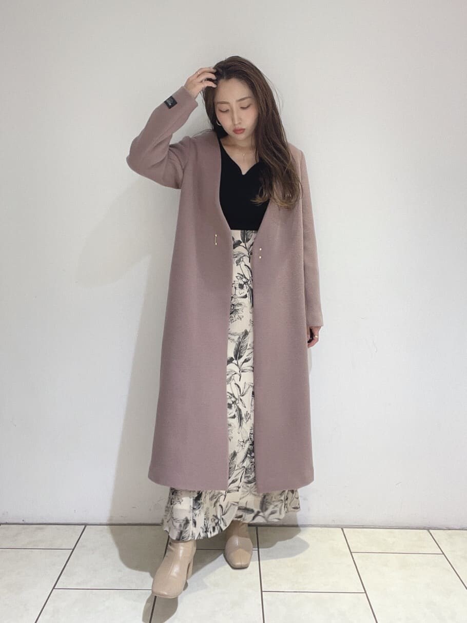 ベージュ系のスカート、ベージュ系のスカート、ベージュ系のブーツを着用したレディースの秋コーディネートの7枚目の写真