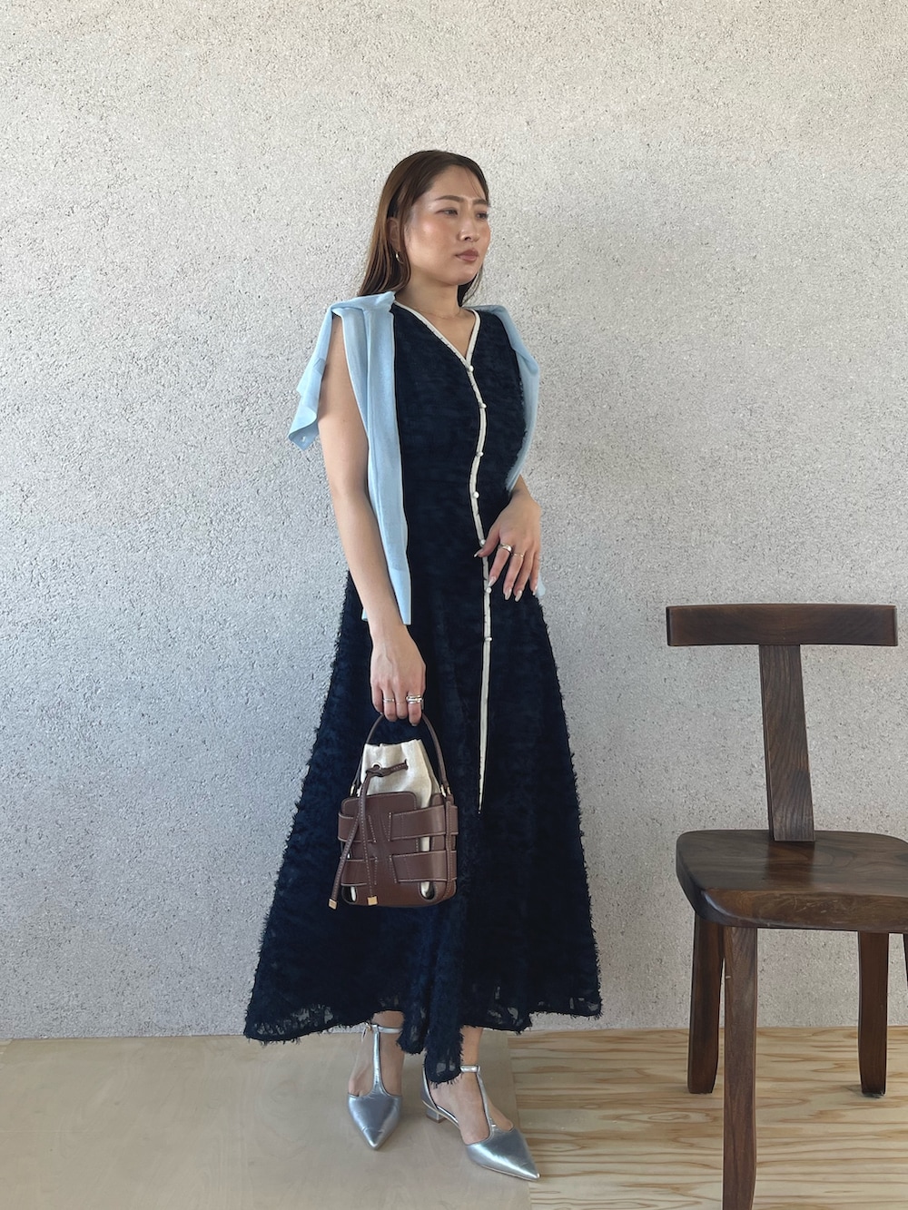 シルバー系のパンプス、ブルー系のワンピース、ブルー系のカーディガン/ボレロを着用したレディースの春コーディネートの8枚目の写真