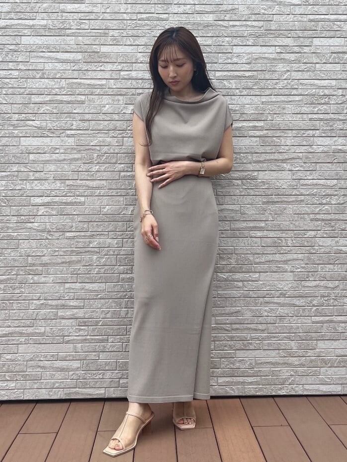 ベージュ系のサンダル、ベージュ系のスカート、ベージュ系のニット/セーターを着用したレディースの夏コーディネートの7枚目の写真