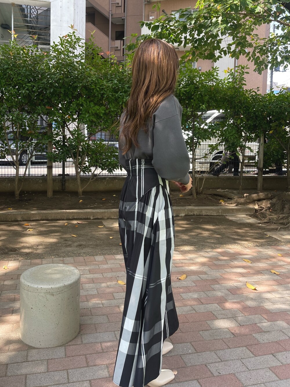 ホワイト系のブーツ、ブラック系のワンピースを着用したレディースの冬コーディネートの6枚目の写真