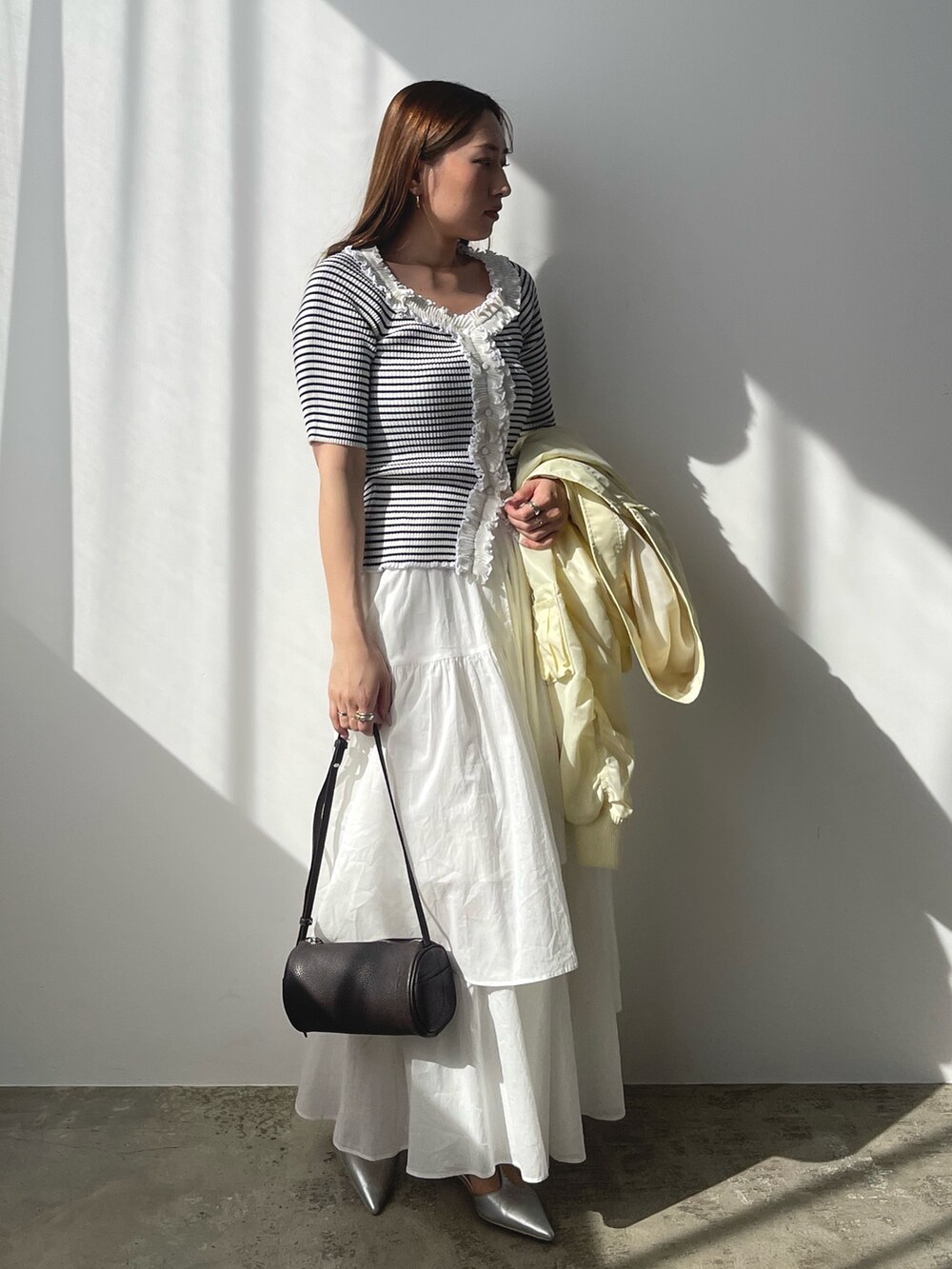 その他のニット/セーター、イエロー系のブルゾン、ホワイト系のスカートを着用したレディースの春コーディネートの5枚目の写真