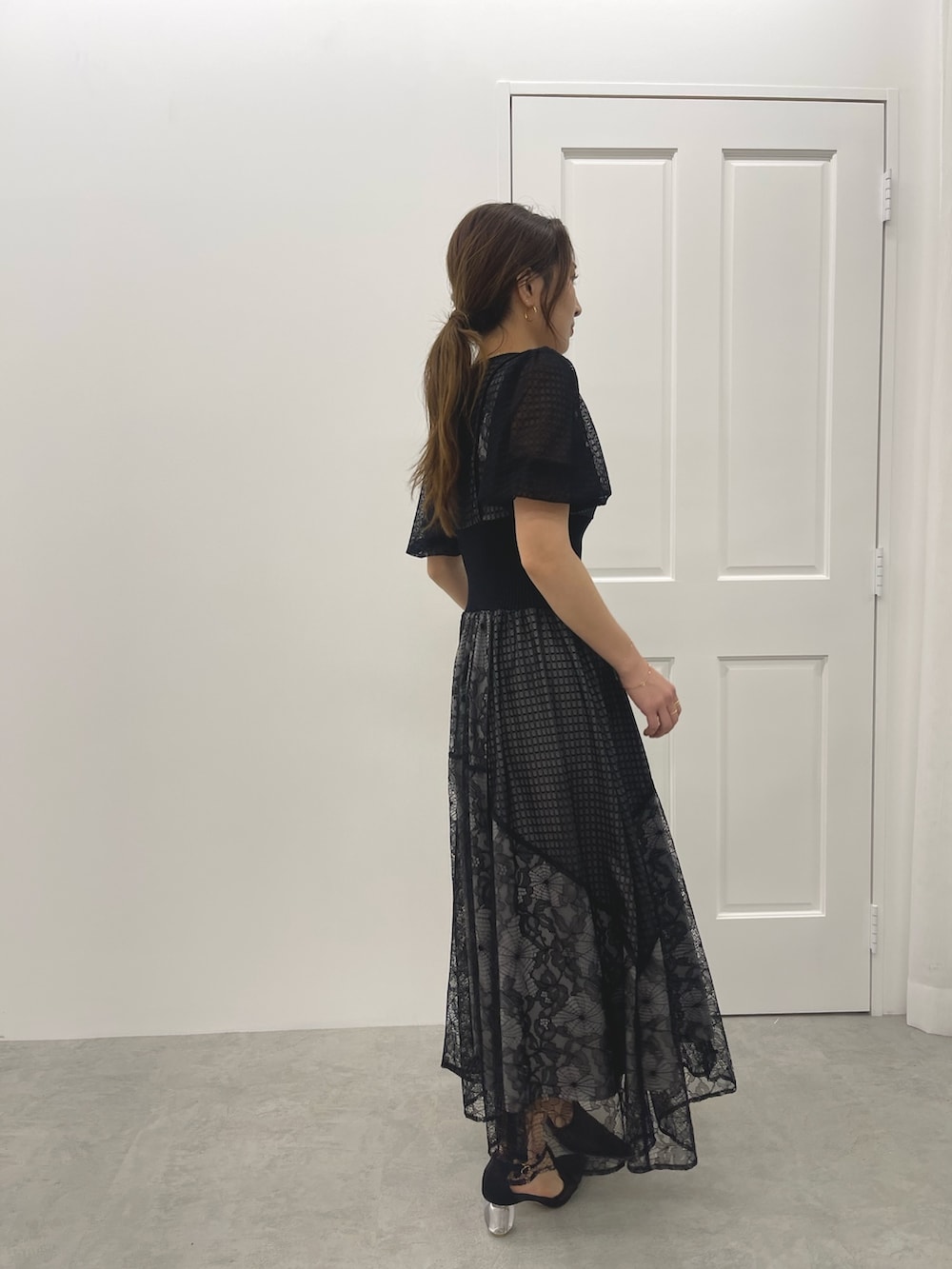 ブラック系のパンプス、ブラック系のドレスを着用したレディースの春コーディネートの3枚目の写真