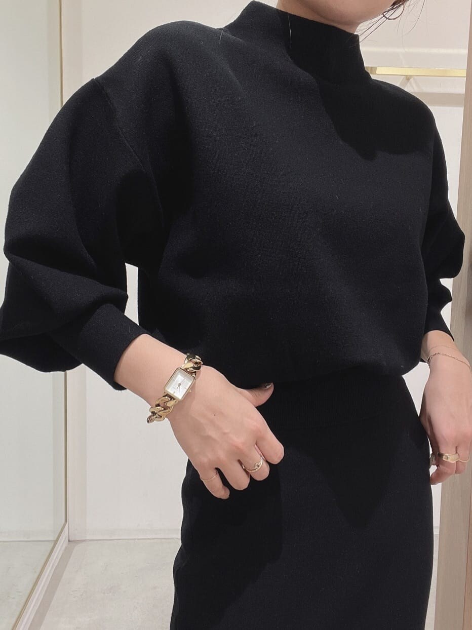 ブラック系のブーツ、ブラック系のニット/セーター、ブラック系のスカートを着用したレディースの秋コーディネートの10枚目の写真