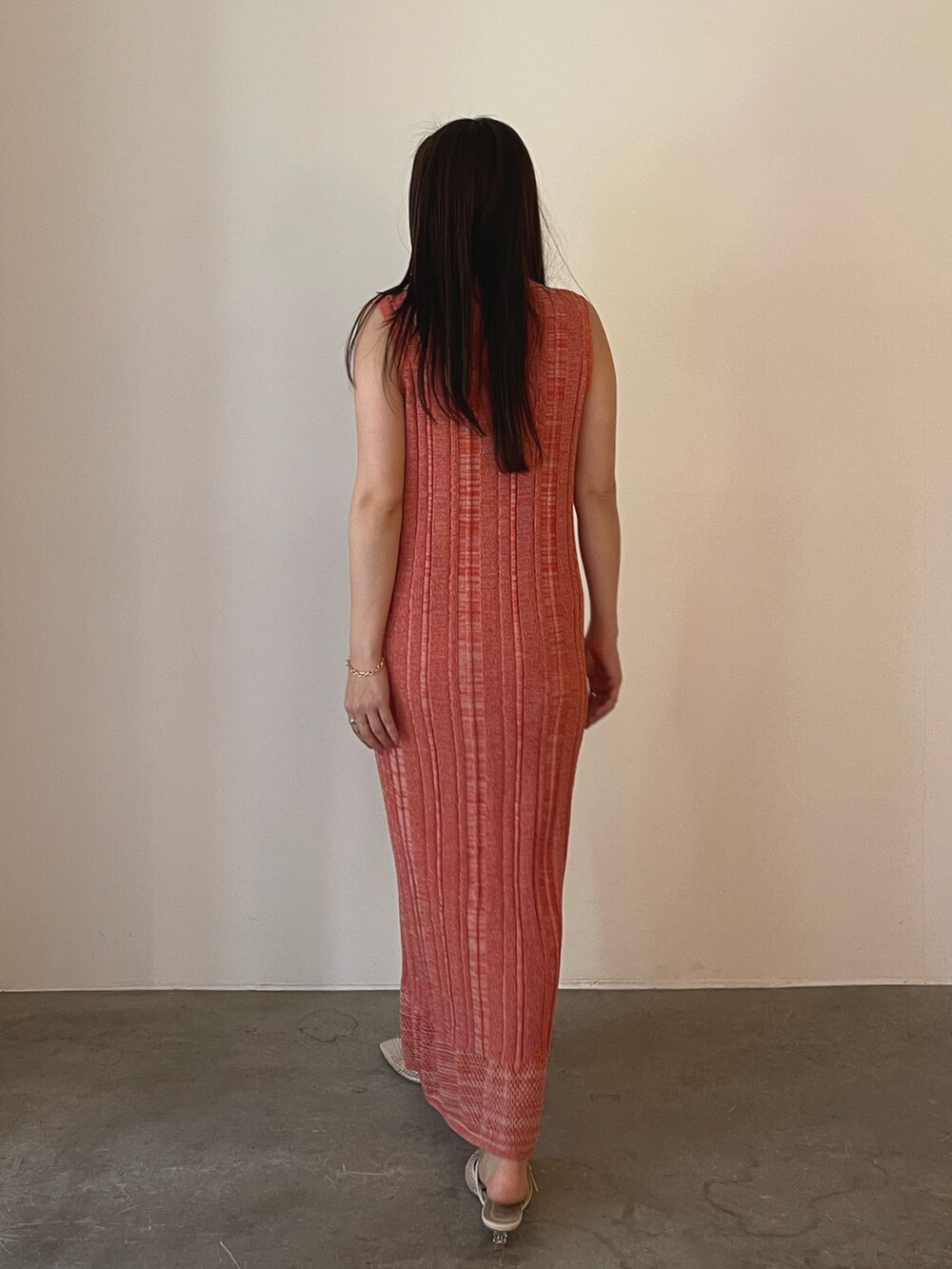 ホワイト系のサンダル、オレンジ系のワンピースを着用したレディースの夏コーディネートの6枚目の写真