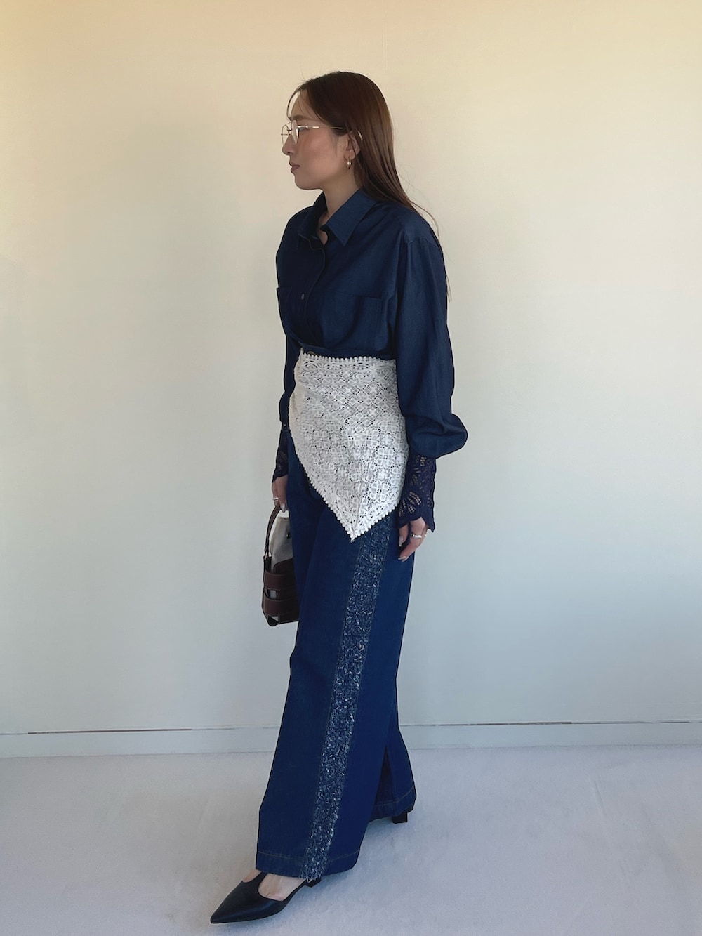 ブラック系のパンプス、ブルー系のデニムパンツ、ブルー系のシャツ/ブラウスを着用したレディースの春コーディネートの5枚目の写真