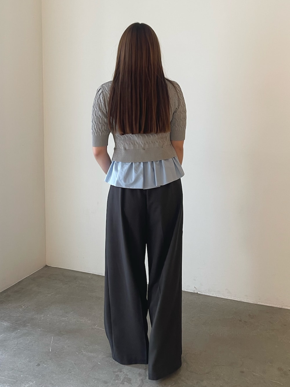 グレー系のその他パンツ、グレー系のニット/セーターを着用したレディースの冬コーディネートの5枚目の写真