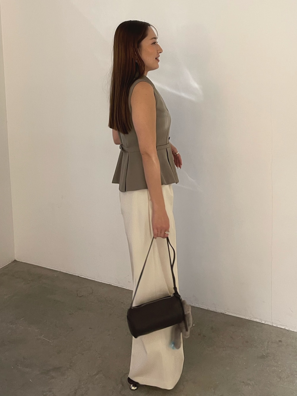 ブラウン系のサンダル、ブラウン系のベスト、ホワイト系のその他パンツを着用したレディースの春コーディネートの7枚目の写真