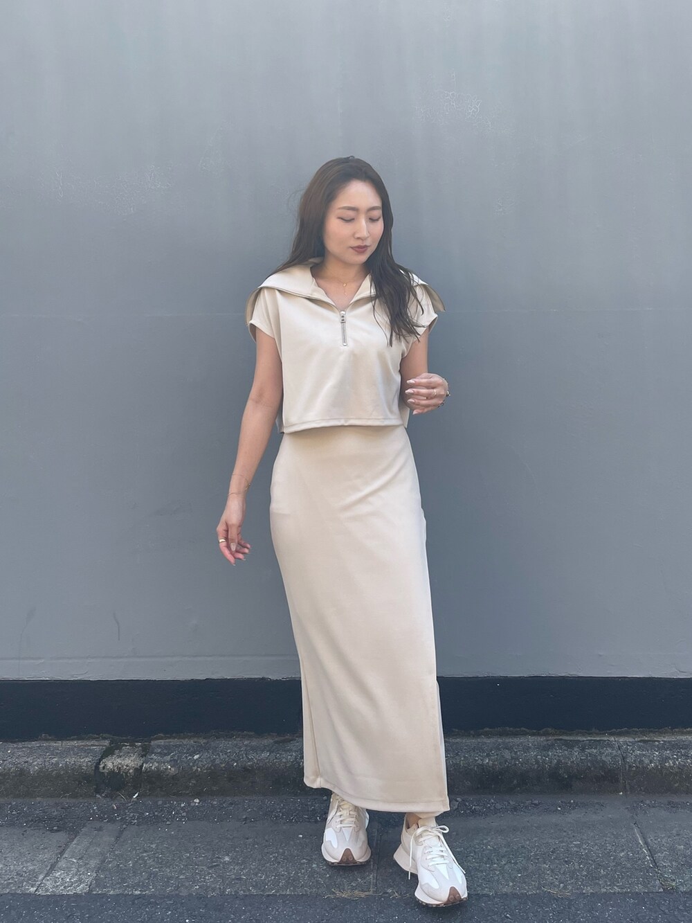 ホワイト系のTシャツ/カットソー、ホワイト系のスカートを着用したレディースの夏コーディネートの4枚目の写真