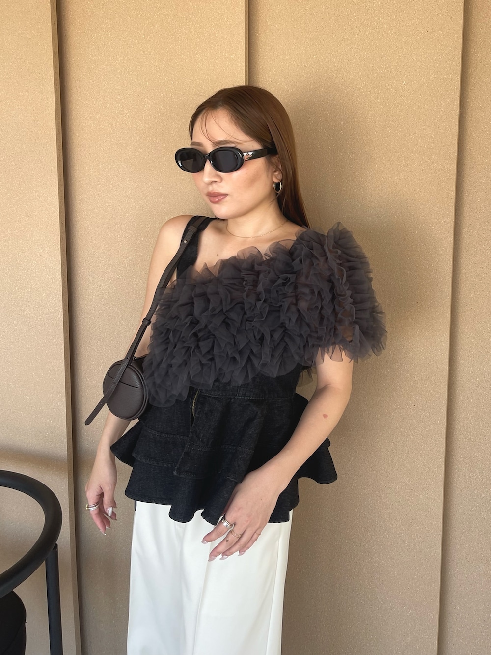 ブラック系のキャミソール、グレー系のドレス、オレンジ系のサンダルを着用したレディースの春コーディネートの9枚目の写真