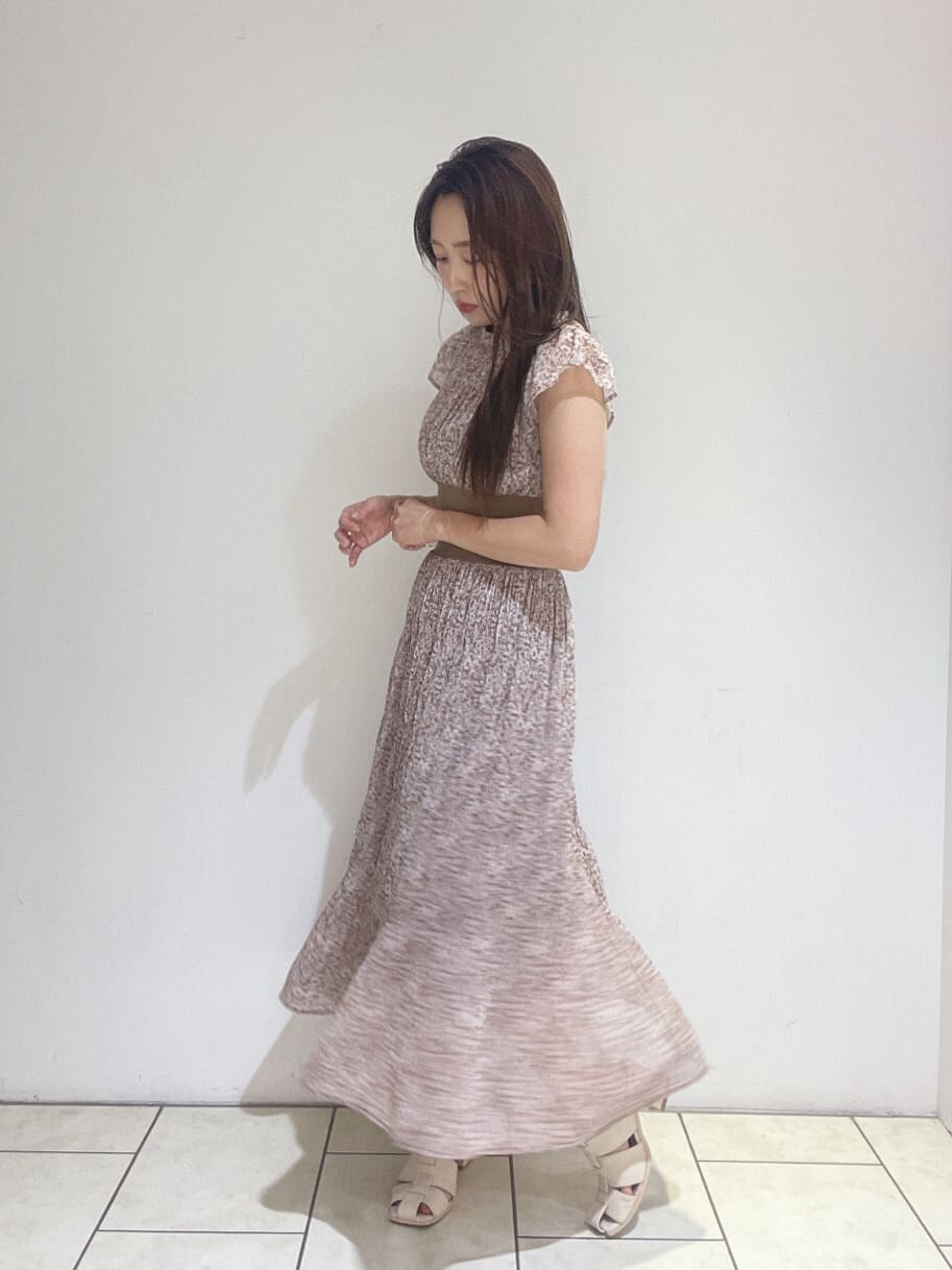 ホワイト系のサンダル、ベージュ系のワンピースを着用したレディースの夏コーディネートの5枚目の写真