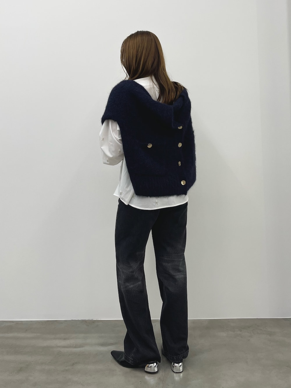 グレー系のデニムパンツ、ホワイト系のシャツ/ブラウス、ブルー系のカーディガン/ボレロを着用したレディースの秋コーディネートの4枚目の写真