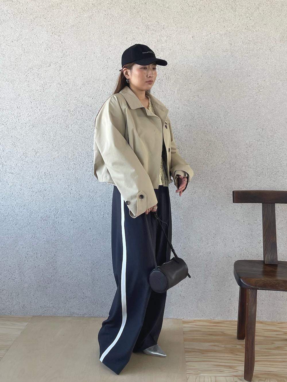 シルバー系のパンプス、グレー系のその他パンツ、ベージュ系のブルゾンを着用したレディースの春コーディネートの4枚目の写真