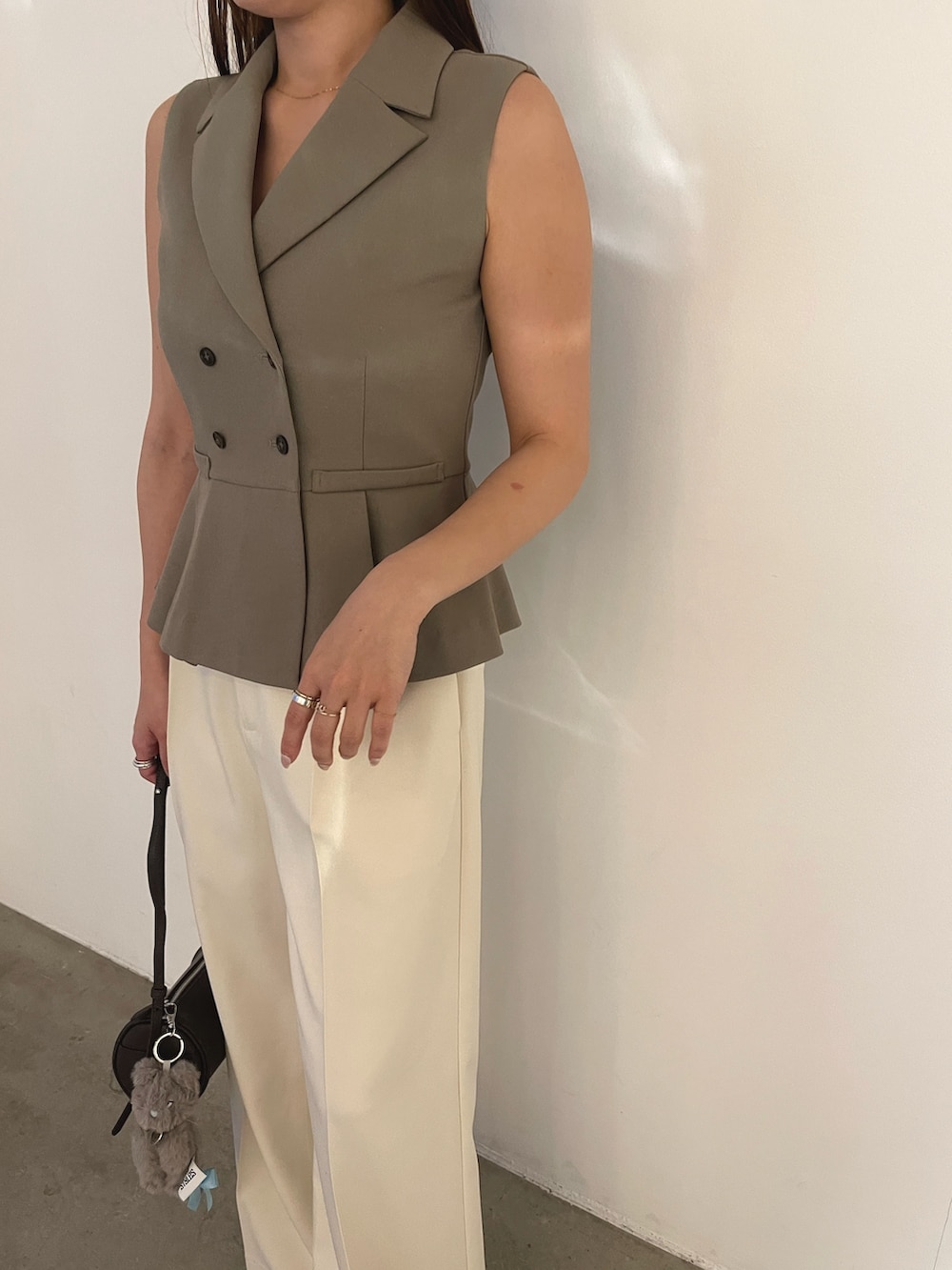 ブラウン系のサンダル、ブラウン系のベスト、ホワイト系のその他パンツを着用したレディースの春コーディネートの9枚目の写真