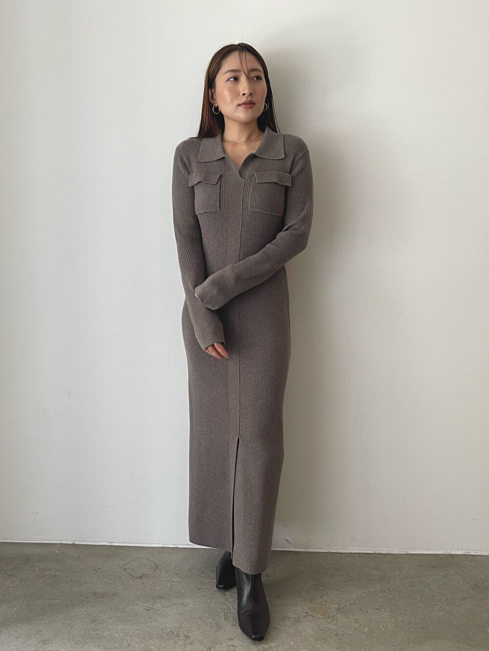 ブラウン系のワンピース、ブラウン系のブーツを着用したレディースの秋コーディネートの4枚目の写真