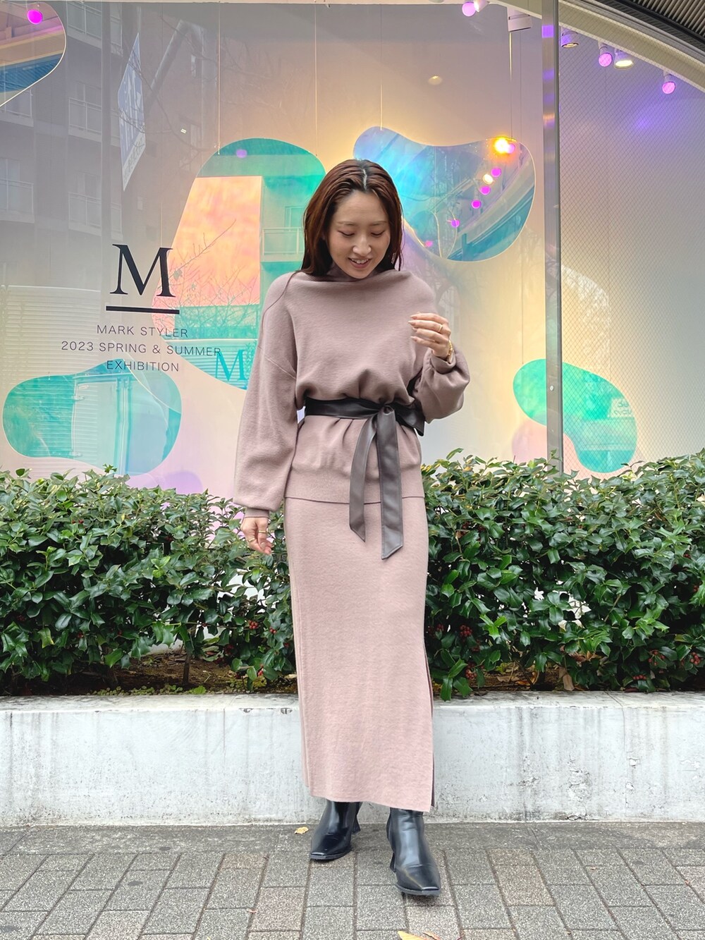 ベージュ系のニット/セーター、ベージュ系のスカートを着用したレディースの冬コーディネートの4枚目の写真