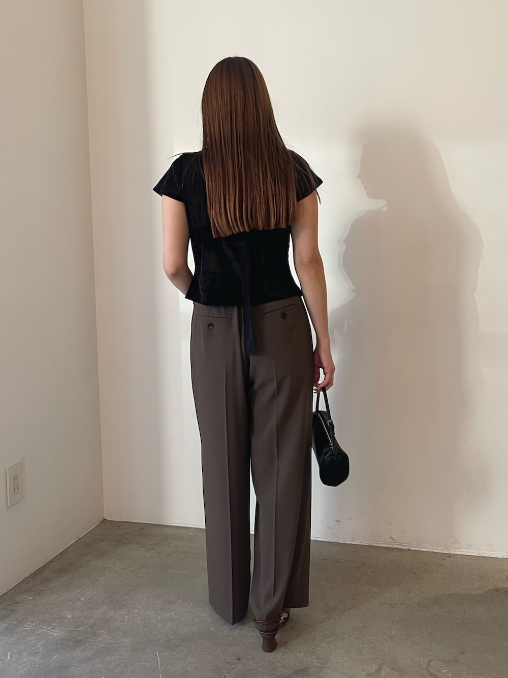 ブラウン系のその他パンツ、ブラック系のTシャツ/カットソーを着用したレディースの夏コーディネートの4枚目の写真