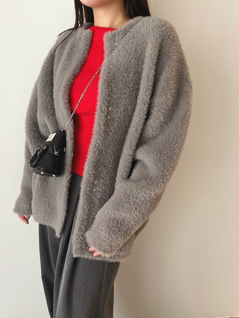 ブラック系のローファー、グレー系のその他パンツ、レッド系のニット/セーターを着用したレディースの秋コーディネートの9枚目の写真