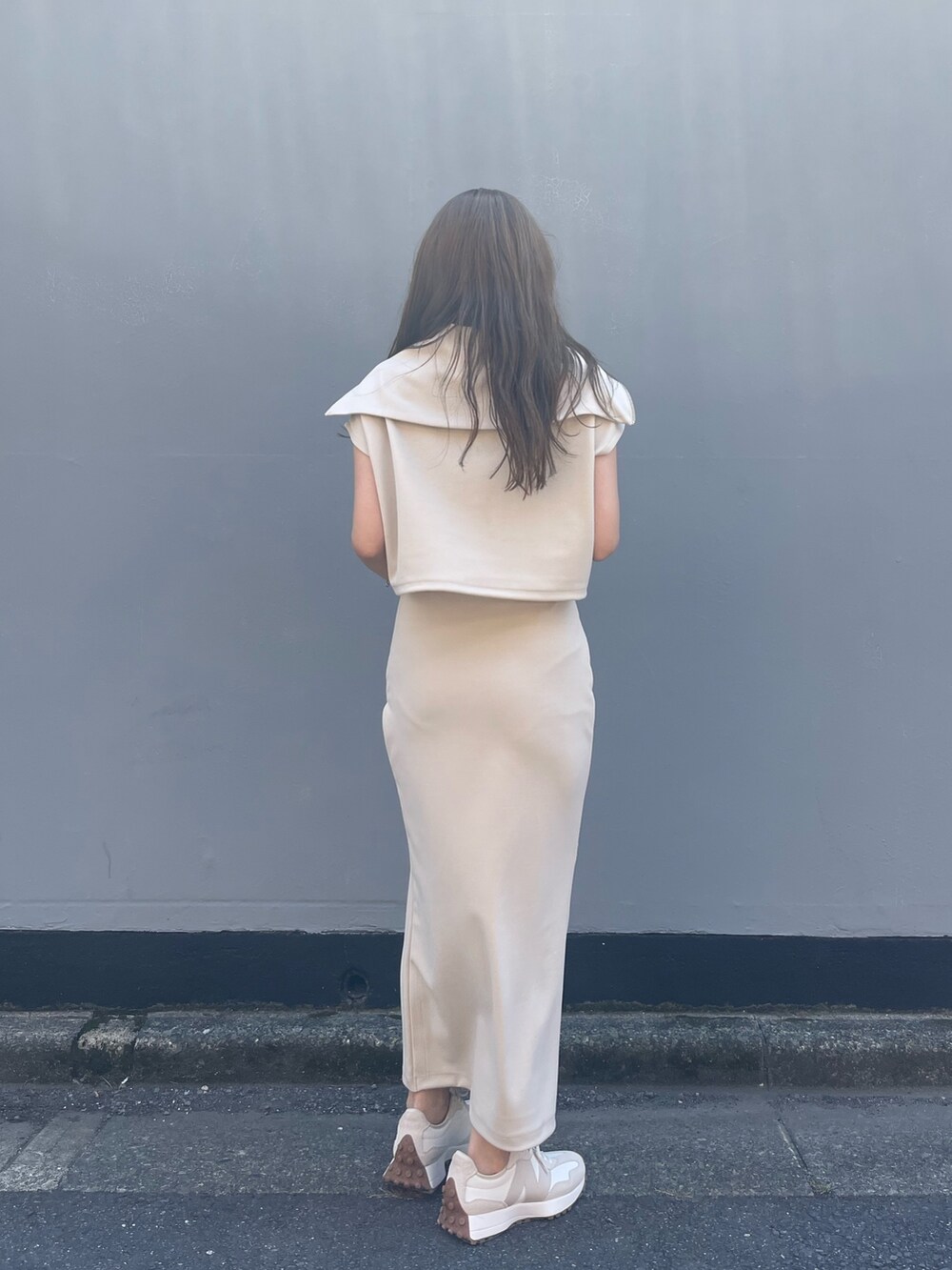 ホワイト系のTシャツ/カットソー、ホワイト系のスカートを着用したレディースの夏コーディネートの7枚目の写真