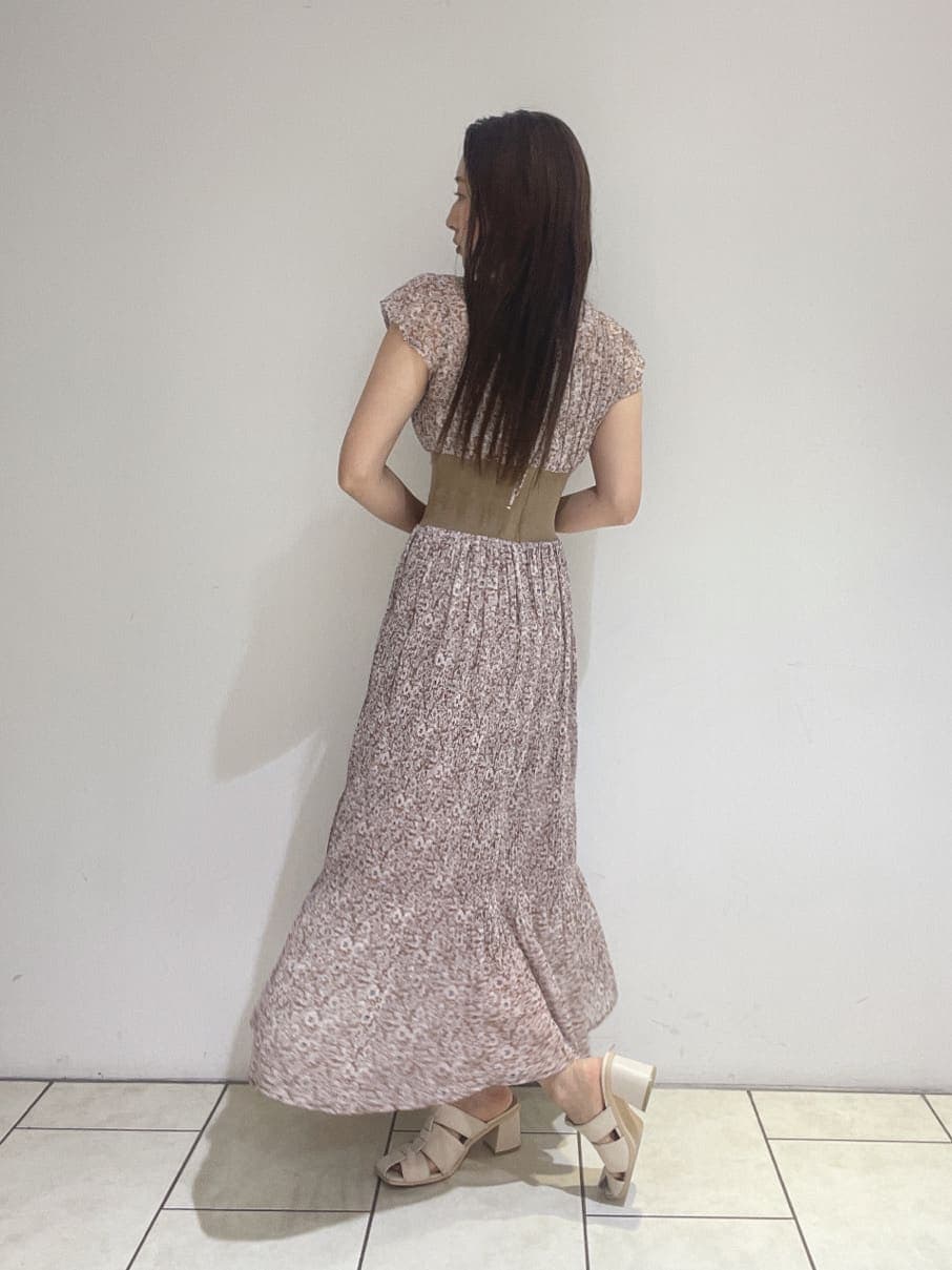 ホワイト系のサンダル、ベージュ系のワンピースを着用したレディースの夏コーディネートの6枚目の写真