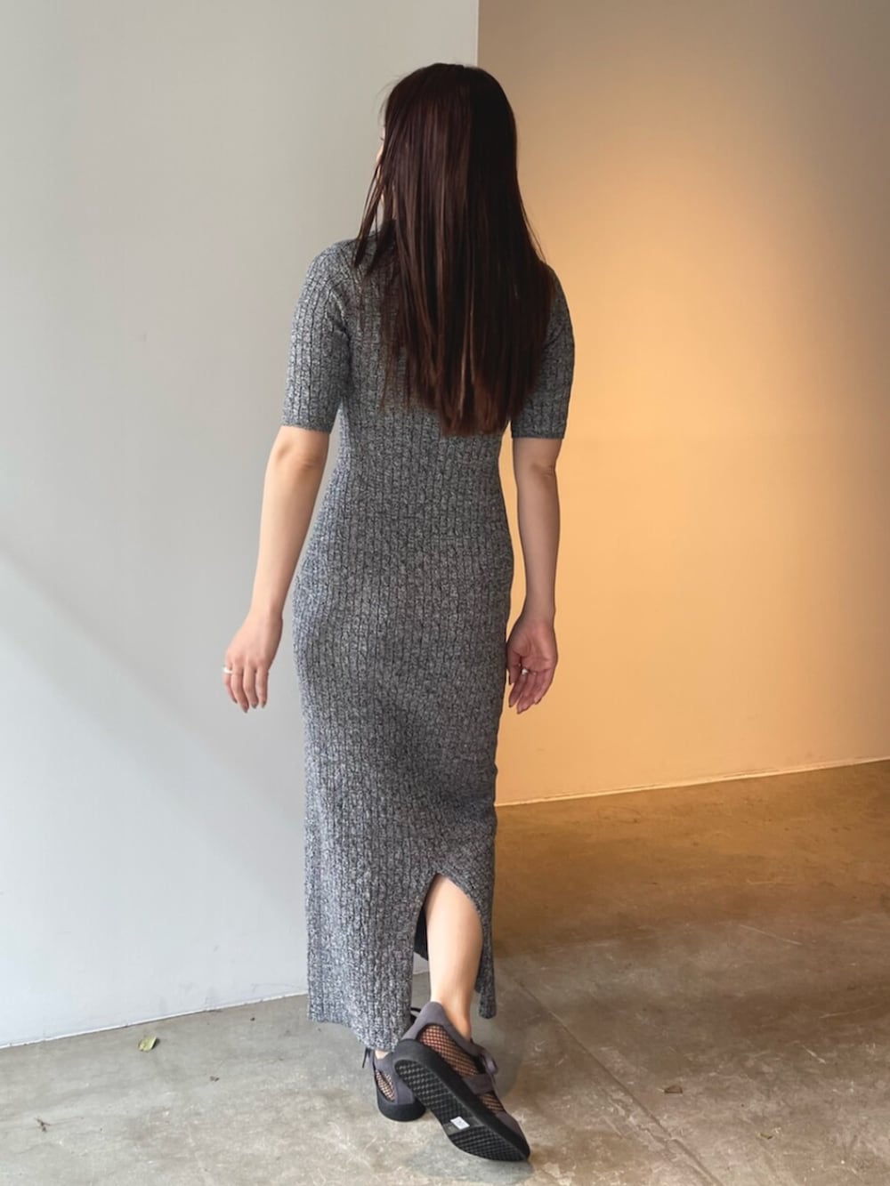 グレー系のスニーカー、ブラック系のワンピースを着用したレディースの春コーディネートの5枚目の写真