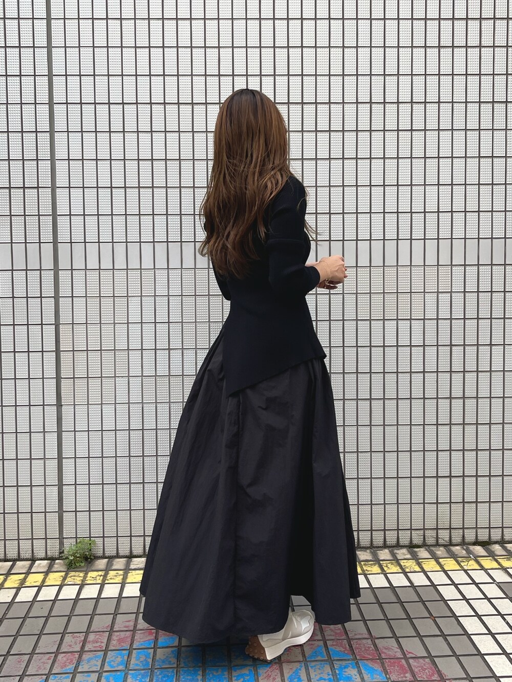 ブラック系のワンピースを着用したレディースの冬コーディネートの5枚目の写真