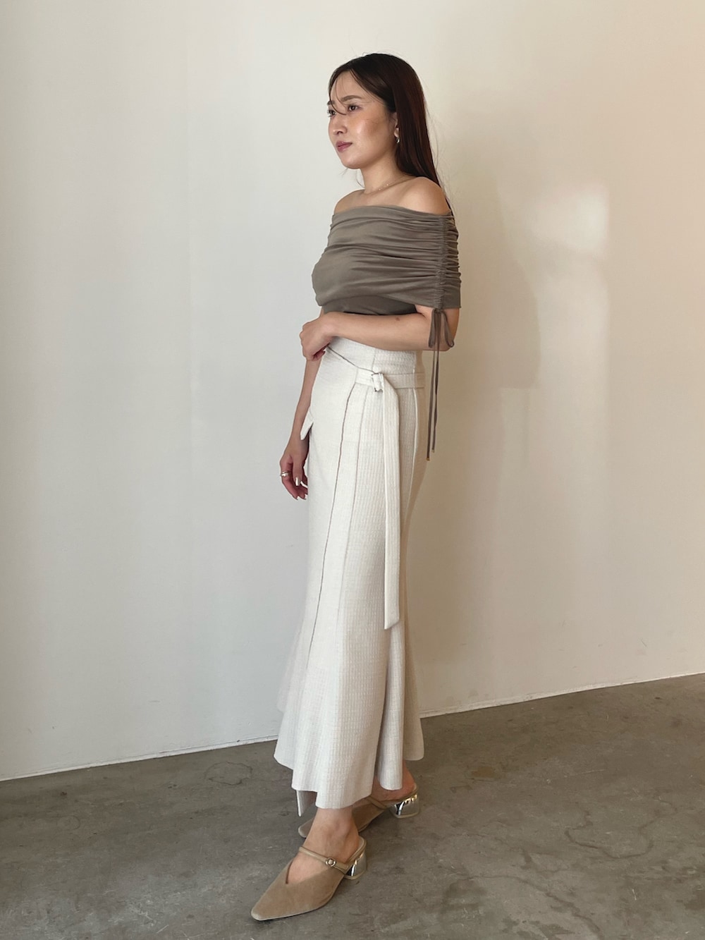 ベージュ系のパンプス、ブラウン系のTシャツ/カットソー、ホワイト系のスカートを着用したレディースの夏コーディネートの4枚目の写真