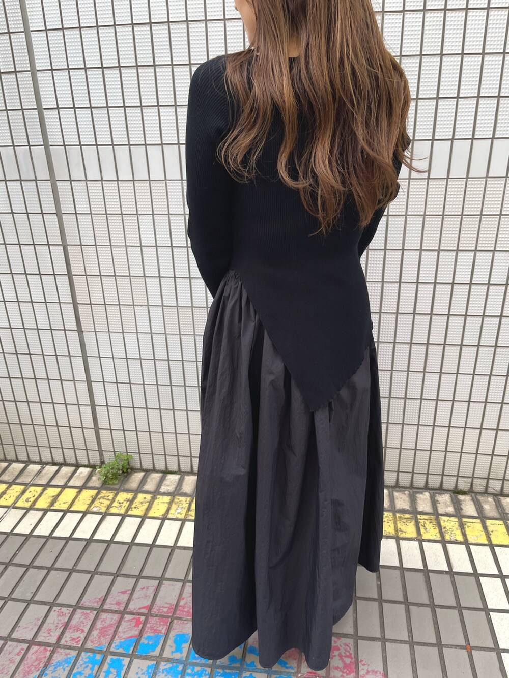 ブラック系のワンピースを着用したレディースの冬コーディネートの10枚目の写真