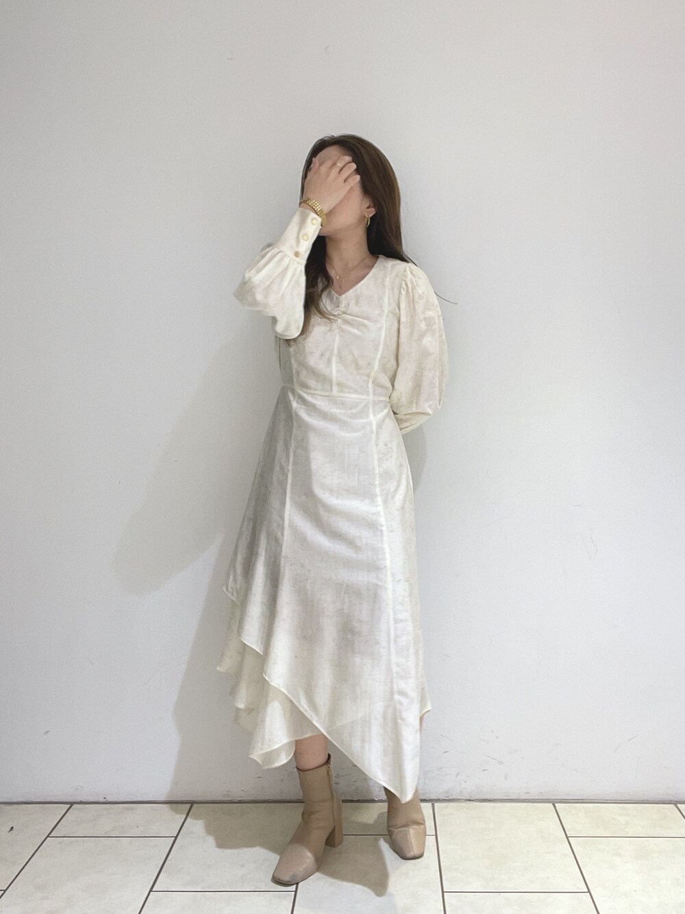 ベージュ系のブーツ、ホワイト系のワンピースを着用したレディースの冬コーディネートの4枚目の写真