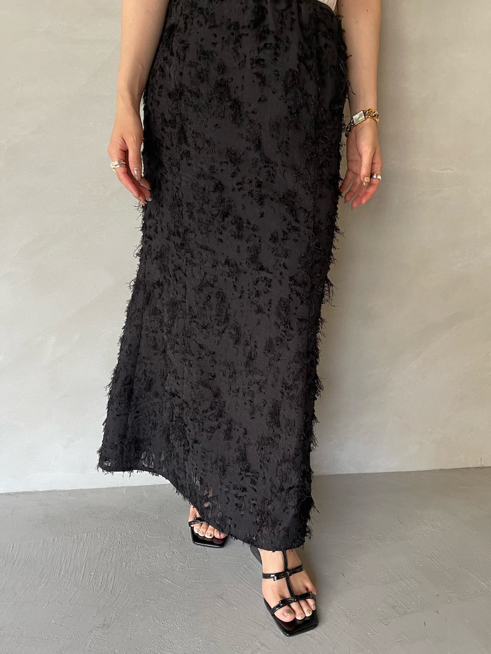 ブラック系のサンダル、ブラック系のスカート、ホワイト系のTシャツ/カットソーを着用したレディースの夏コーディネートの8枚目の写真